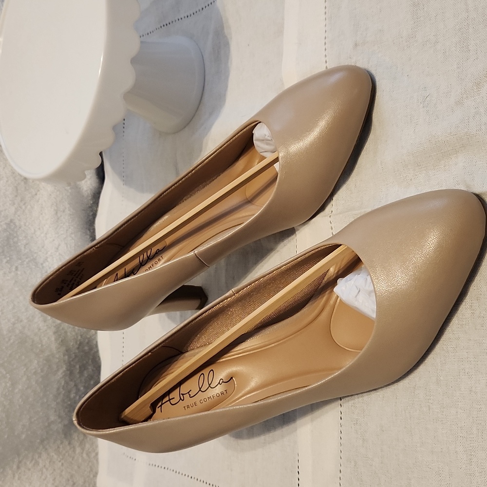 Abella True Comfort Galaxy, Taupe Vinci 8 ½ M    Brand new in box
